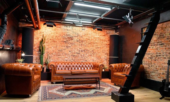 Chilling en configuration podcast — 8 rue Saint-Fargeau, Paris
