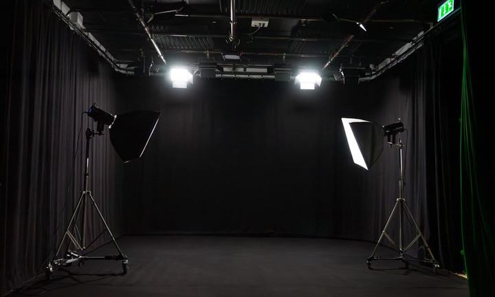 Plateau de tournage habillé en fond noir, Paris 20e