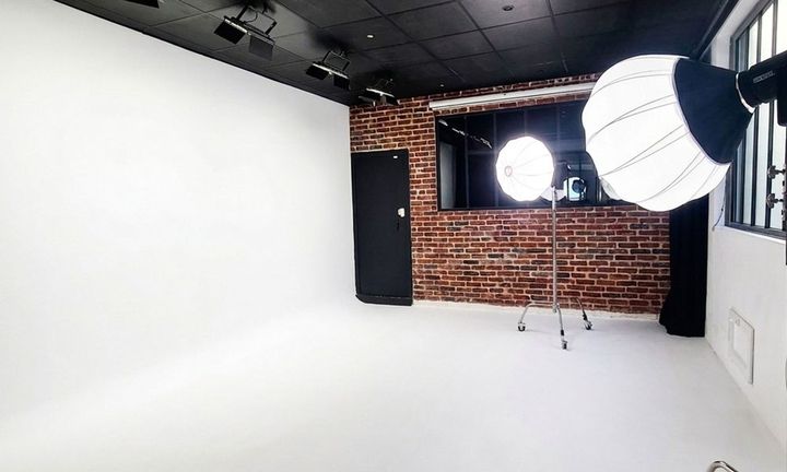 Le mur blanc du Loft — 8 rue Saint-Fargeau, Paris
